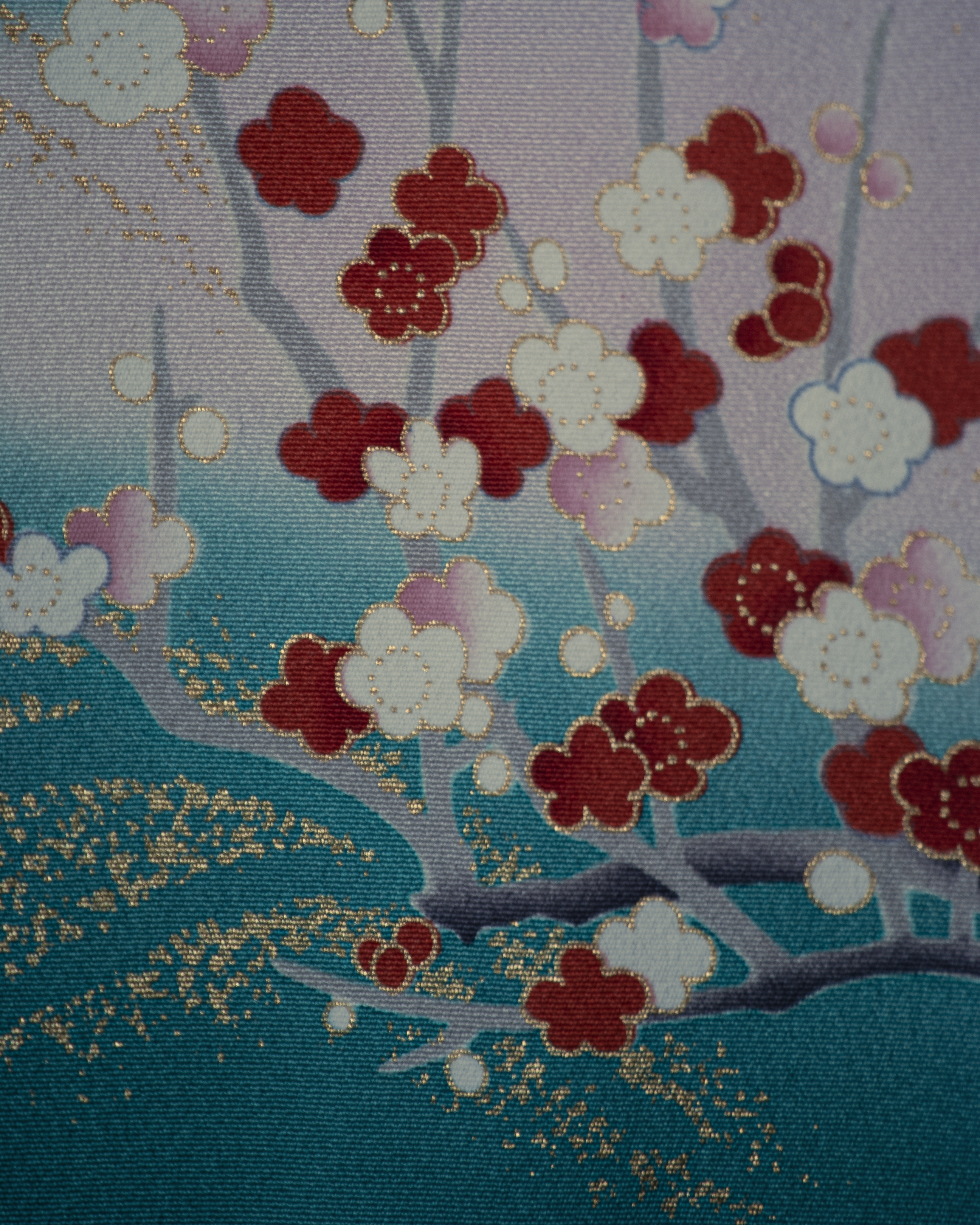 ST-01 close-up of folding fan motif with gold application