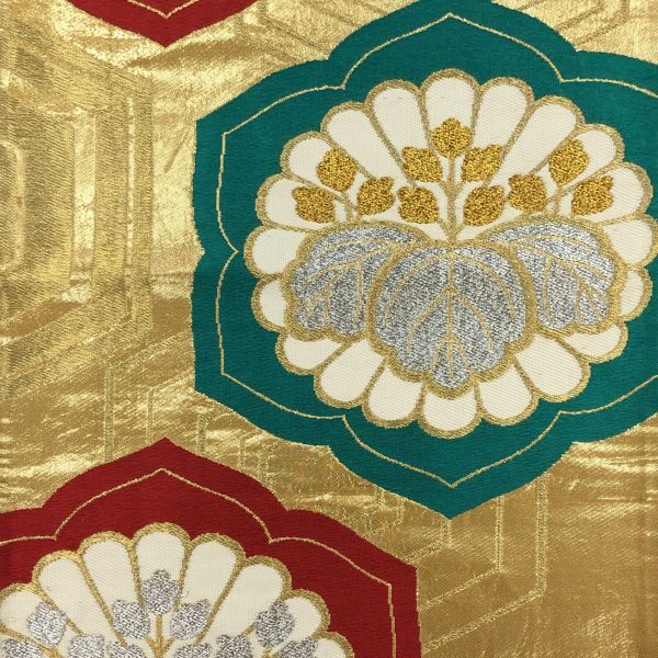 ST-04 floral crest detail